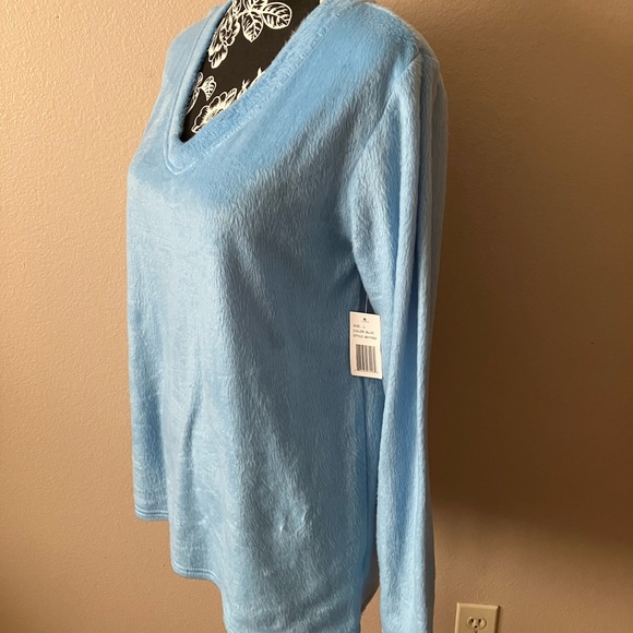 Mountains Peak Tops - NWT MOUNTAIN PEAK LG LIGHT BLUE V NECK COZY TOP